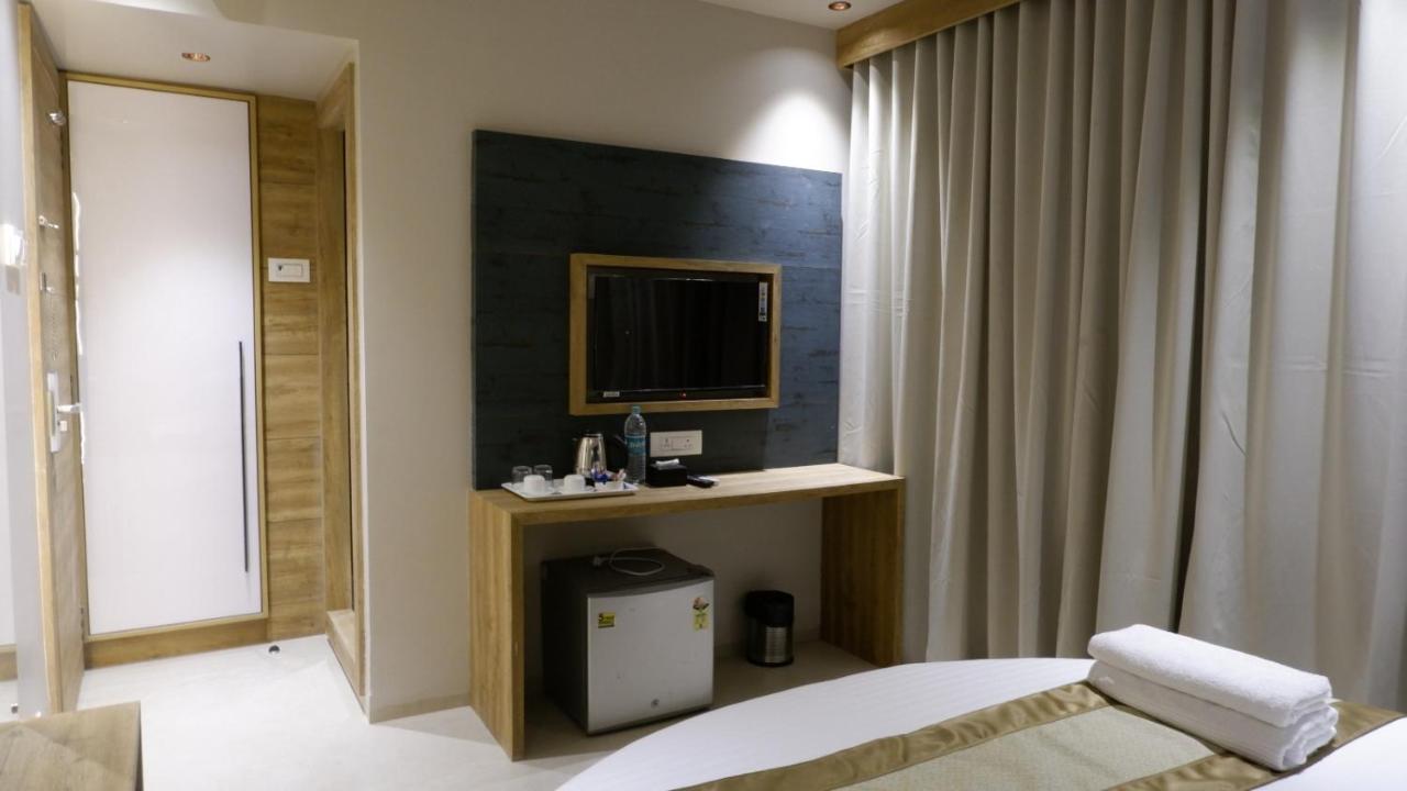 Hotel Amber Paramount Mumbai Exterior foto